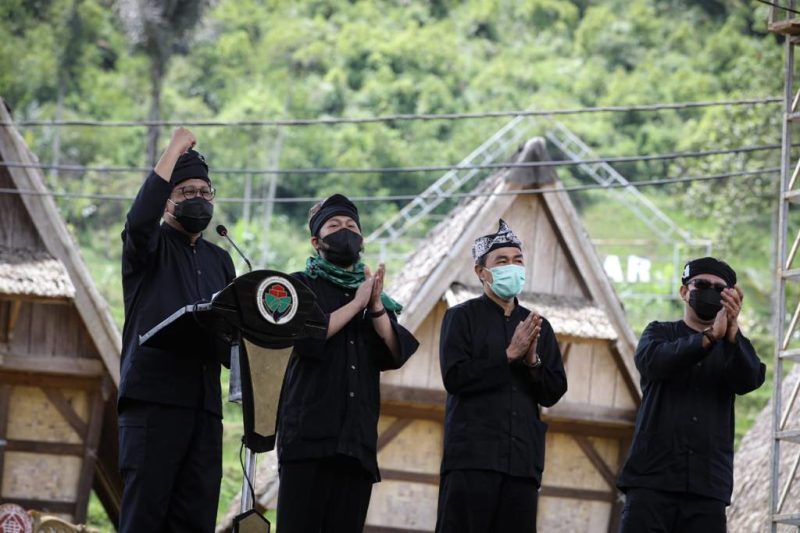 SUKABUMI - Menteri Desa, PDT, dan Transmigrasi Abdul Halim Iskandar memberikan Pidato dalam acara puncak Sewindu UU Desa di Kasepuhan Cipta Gelar. Desa Sirna Resmi. Kabupaten Sukabumi, Sabtu (15/1/2022)