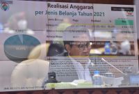 Menteri Desa, PDT, dan Transmigrasi Abdul Halim Iskandar (tengah) didampingi Wakil Mendes PDTT Budi Arie Setiadi (kiri), Sekjen Kemendes PDTT Taufik Madjid (kanan) beserta jajarannya mengikuti rapat kerja dengan Komisi V DPR di Kompleks Parlemen, Senayan, Jakarta, Selasa (18/1/2022). Rapat tersebut membahas Evaluasi Pelaksanaan APBN Tahun Anggaran 2021 dan Program Kerja Tahun 2022 Kemendes PDTT. 