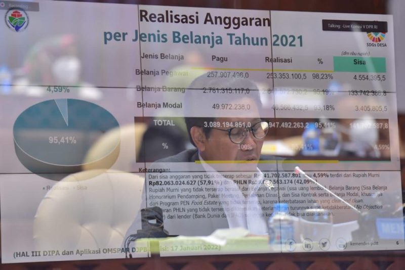 Menteri Desa, PDT, dan Transmigrasi Abdul Halim Iskandar (tengah) didampingi Wakil Mendes PDTT Budi Arie Setiadi (kiri), Sekjen Kemendes PDTT Taufik Madjid (kanan) beserta jajarannya mengikuti rapat kerja dengan Komisi V DPR di Kompleks Parlemen, Senayan, Jakarta, Selasa (18/1/2022). Rapat tersebut membahas Evaluasi Pelaksanaan APBN Tahun Anggaran 2021 dan Program Kerja Tahun 2022 Kemendes PDTT. 