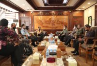 JAKARTA - Menteri Desa, PDT dan Transmigrasi Abdul Halim Iskandar Menerima Audiensi DPRD  Kab. Pacitan Ronny Wahyono berserta staf, terkait Permendes PDTT Nomor 7 Tahun 2021 tentang Prioritas Penggunaan Dana Desa Tahun 2022.
Di ruang kerja, Pada Kamis 27/01/22.