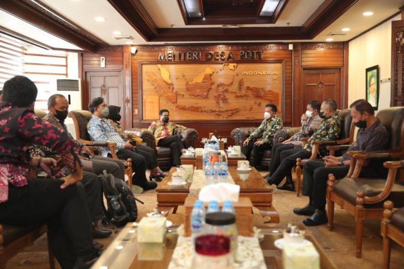 JAKARTA - Menteri Desa, PDT dan Transmigrasi Abdul Halim Iskandar Menerima Audiensi DPRD  Kab. Pacitan Ronny Wahyono berserta staf, terkait Permendes PDTT Nomor 7 Tahun 2021 tentang Prioritas Penggunaan Dana Desa Tahun 2022.
Di ruang kerja, Pada Kamis 27/01/22.
