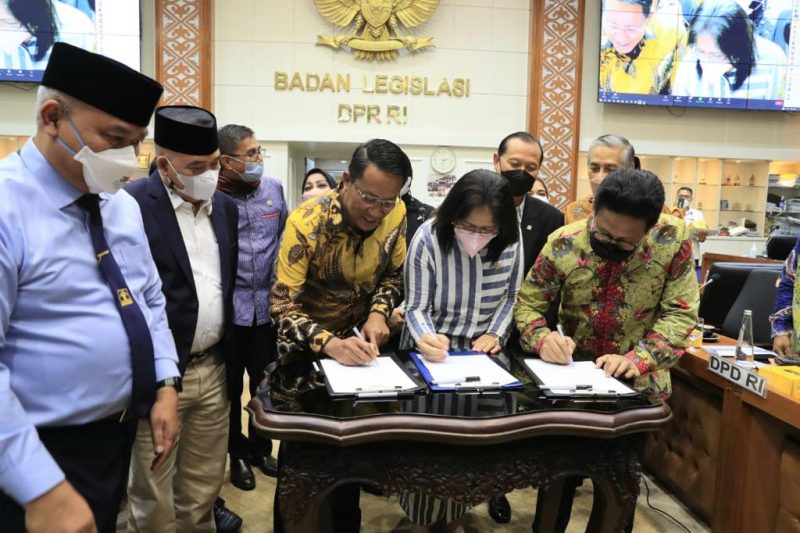 Rapat Kerja Abdul Halim Iskandar Menteri Desa, PDTT. wakil dari pemerintah  bersama Badan Legislasi (Baleg) DPR RI dan DPD RI, Kamis (20/01/2022) Dalam Rangka Pembahasan Rancangan Undang-Undang (RUU) BUM Desa yang menjadi usulan DPD pada Program Legislasi Nasional. Foto: Nugrah S. Humas Kemendesa