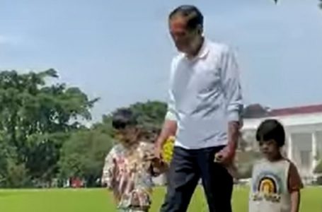 Jokowi Bersama Cucu Keliling Istana Bogor