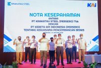 Jajaran pimpinan PT. Kereta Api Indonesia (Persero) dan PT. Krakatau Steel (Persero) Melakukan Sesi Foto Bersama Setelah Penandatanganan Nota Kesepahaman. / foto ist