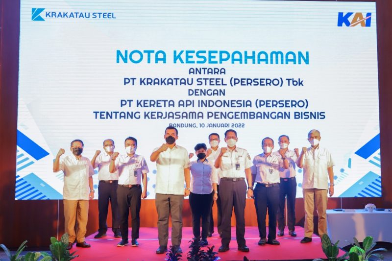 Jajaran pimpinan PT. Kereta Api Indonesia (Persero) dan PT. Krakatau Steel (Persero) Melakukan Sesi Foto Bersama Setelah Penandatanganan Nota Kesepahaman. / foto ist