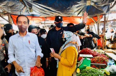 Jokowi Beri Tambahan Modal bagi Pedagang di Pasar Baru Tanjung Enim