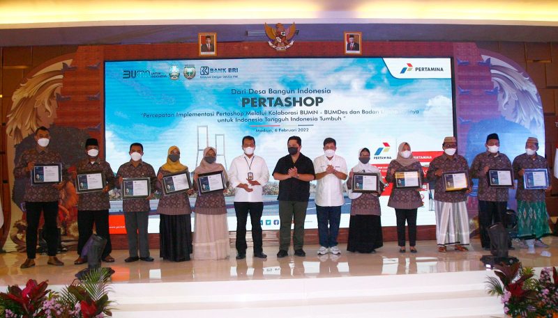 Penyerahan sertifikat kepada mitra strategis Pertashop oleh Menteri BUMN di Madiun sebagai apresiasi bagi BUMDes, Koperasi, Pesantren, dan mitra strategis lainnya. (Foto: Istimewa)