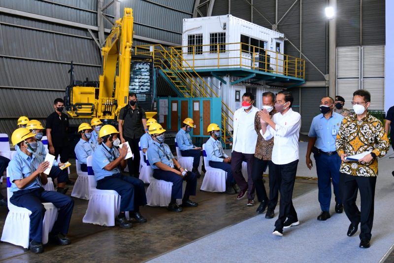 Presiden Jokowi meninjau pelaksanaan vaksinasi COVID-19 dosis lanjutan bagi pekerja industri, di PT Komatsu Indonesia, Jakarta Utara, Kamis (24/02/2022) / Foto Istimewa

