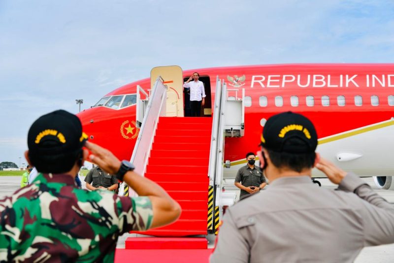 Presiden Jokowi saat bertolak menuju Provinsi Sulawesi Tengah dari Bandar Udara Internasional Soekarno Hatta, Kota Tangerang, Provinsi Banten. Kamis (24/02/2022). (Foto: BPMI Setpres/Laily Rachev)

