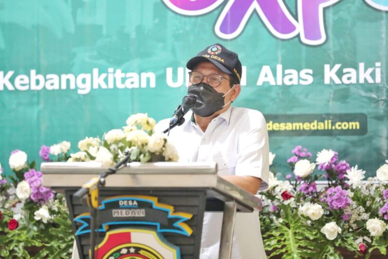 MOJOKERTO - Menteri Desa PDT dan Transmigrasi Abdul Halim Iskandar Menyerahkan Sertifikat Pendaftaran pendirian badan hukum BUMDes Medali Beraksi dan Meninjau UMKM Alas Kaki, Desa Medali kec. Puri Kab.Mojokerto 
Pada Selasa, 1/2/22