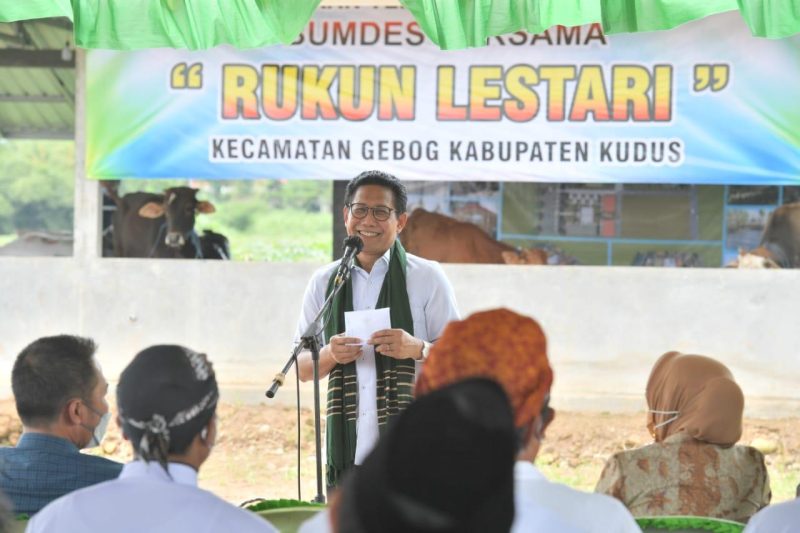 Menteri Desa, PDT, dan Transmigrasi Abdul Halim Iskandar didampingi istri Lilik Umi Nashriyah, Dirjen Pengembangan Ekonomi dan Investasi Desa Harlina Sulistyorini, Bupati Kudus Hartopo meresmikan BUMDes Bersama 