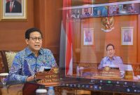 Menteri Desa, Pembangunan Daerah Tertinggal dan Transmigrasi Abdul Halim Iskantar mengikuti Rapat Koordinasi tingkat Menteri terkait Percepatan Penyaluran Bantuan Sosial 2022 melalui Virtual di Kantor Kemendes PDTT. Jakarta, Kamis , (17/2/2022)