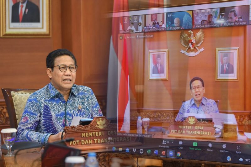 Menteri Desa, Pembangunan Daerah Tertinggal dan Transmigrasi Abdul Halim Iskantar mengikuti Rapat Koordinasi tingkat Menteri terkait Percepatan Penyaluran Bantuan Sosial 2022 melalui Virtual di Kantor Kemendes PDTT. Jakarta, Kamis , (17/2/2022)