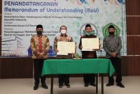 Abdul Halim Iskandar Menteri Desa, PDTT menyaksikan Penandatanganan MoU Antara Kementerian Desa, PDTT dengan Universitas Sunan Giri Surabaya Tentang Penyelenggaraan TRIDHARMA Perguruan Tinggi di Desa, Daerah Tertinggal dan Kawasan Transmigrasi Senin, 21 Februari 2022  
Foto: Nugrah S/ Humas Kemendesa