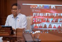 Menteri Desa, PDT, dan Transmigrasi Abdul Halim Iskandar memberikan pembekalan kepada para mahasiswa Universitas Negeri Surabaya peserta KKN Tematik Membangun Desa, Jakarta, Kamis (24/2/2022). Gus Menteri berharap KKN Tematik ini dapat mempercepat pencapaian 18 tujuan SDGs Desa di 74.961 desa seluruh Indonesia.
Foto: Wening/Kemendes PDTT