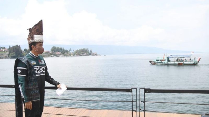 Presiden Joko Widodo meninjau sekaligus meresmikan penataan Kawasan Pantai Bebas Parapat di, Kabupaten Simalungun rabu (2/2/2022 )