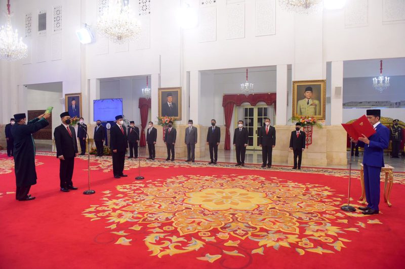 Presiden Jokowi melantik Kepala dan Wakil Kepala Otorita IKN, Kamis (10/03/2022), di Istana Negara, Jakarta. (Foto: Humas Setkab )

