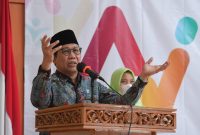 Menteri Desa, PDT, dan Transmigrasi Abdul Halim Iskandar memberikan arahan kepada peserta Latihan Pelatih Nasional (LATPELNAS) Ikatan Pelajar Putri Nahdlatul Ulama (IPPNU) di Jakarta, Kamis (10/3/2022). Gus Menteri mengajak IPPNU untuk membersamai desa dalam upaya percepatan kemandirian desa. ( foto Istimewa )
