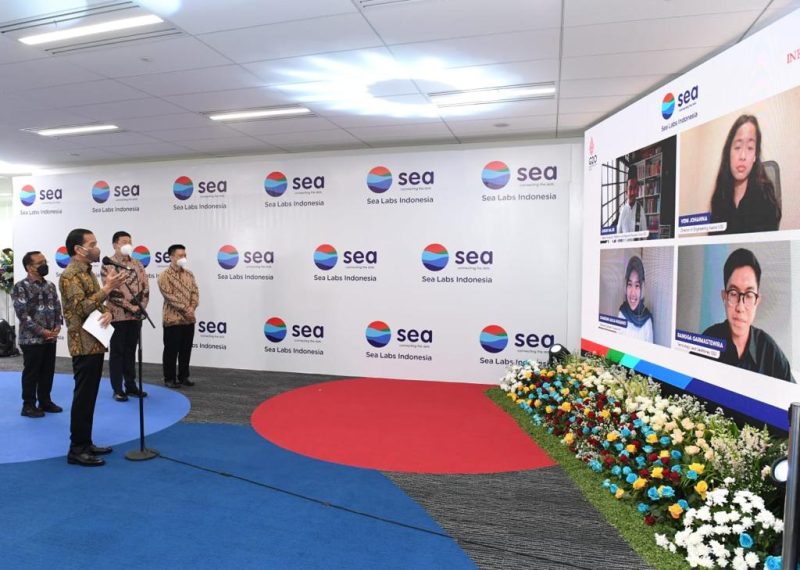 Presiden Joklowi saat berdialog dengan empat talenta digital Indonesia secara virtual, Sea Labs Indonesia, Gedung Pacific Century Place, SCBD, Jakarta ( Foto Istimewa )