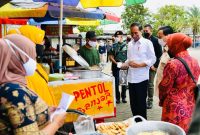 Presiden Jokowi menyalurkan bansos bagi penerima manfaat dan para pedagang di Pasar Anom, Sumenep, Rabu (20/04/2022)./ foto istimewa