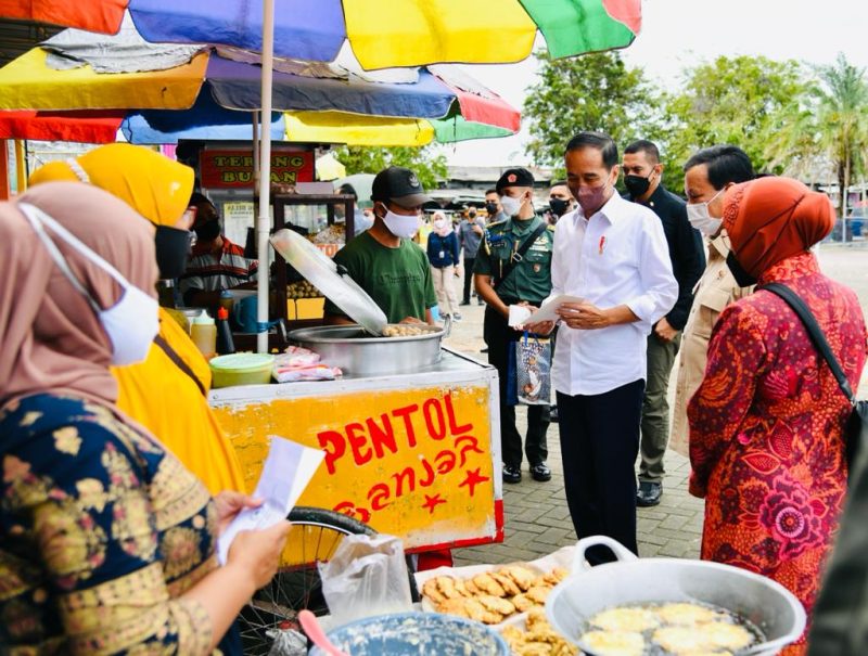 Presiden Jokowi menyalurkan bansos bagi penerima manfaat dan para pedagang di Pasar Anom, Sumenep, Rabu (20/04/2022)./ foto istimewa