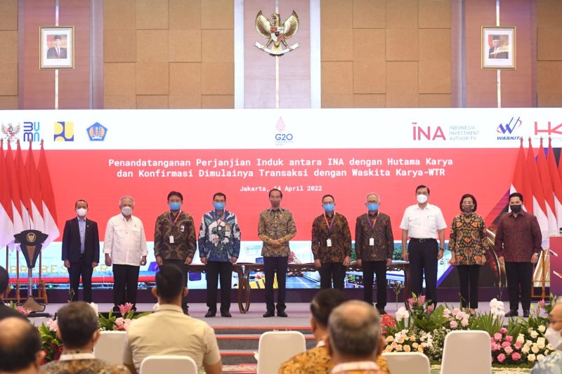 Presiden Jokowi memberikan Penandatanganan Perjanjian oleh Indonesia Investment Authorithy (INA) di Gedung Djuanda I, Kantor Kementerian Keuangan, Jakarta pada Kamis (14/04/2022). (Foto: BPMI Setpres)