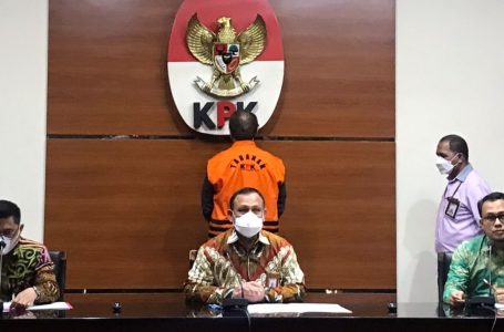 KPK Tahan Tersangka Korupsi Pengadaan Helikopter