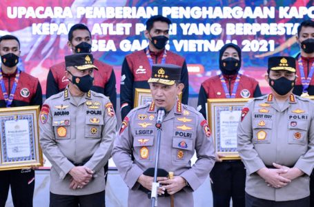 Kapolri Beri Penghargaan Kepada Anggota Berprestasi di Sea Games Vietnam