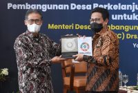 Menteri Desa, PDT, dan Transmigrasi Abdul Halim Iskandar memaparkan tentang pembangunan desa berkelanjutan dan kebangkitan transmigrasi modern untuk kemajuan bangsa pada Minister Lecture di Kampus UGM, Yogyakarta, Kamis (19/5/2022). Minister Lecture yang digelar Fakultas Geografi UGM ini dalam rangka mendukung Presidensi G20 Indonesia: Recover Together, Recover Stronger. 
Foto: Wening/Kemendes PDTT
