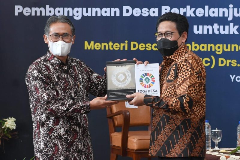 Menteri Desa, PDT, dan Transmigrasi Abdul Halim Iskandar memaparkan tentang pembangunan desa berkelanjutan dan kebangkitan transmigrasi modern untuk kemajuan bangsa pada Minister Lecture di Kampus UGM, Yogyakarta, Kamis (19/5/2022). Minister Lecture yang digelar Fakultas Geografi UGM ini dalam rangka mendukung Presidensi G20 Indonesia: Recover Together, Recover Stronger. 
Foto: Wening/Kemendes PDTT