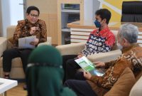 Menteri Desa, PDT, dan Transmigrasi Abdul Halim Iskandar berdiskusi dengan Dekan Fakultas UGM Danang Sri Hatmoko beserta para dosen di Kampus UGM, Yogyakarta, Kamis (19/5/2022). Diskusi ini antara lain membicarakan konsep pembangunan kawasan desapolitan desa inovatif berbasis BUMDes. 
Foto: Wening/Kemendes PDTTMenteri Desa, PDT, dan Transmigrasi Abdul Halim Iskandar berdiskusi dengan Dekan Fakultas UGM Danang Sri Hatmoko beserta para dosen di Kampus UGM, Yogyakarta, Kamis (19/5/2022). Diskusi ini antara lain membicarakan konsep pembangunan kawasan desapolitan desa inovatif berbasis BUMDes. 
Foto: Wening/Kemendes PDTT
