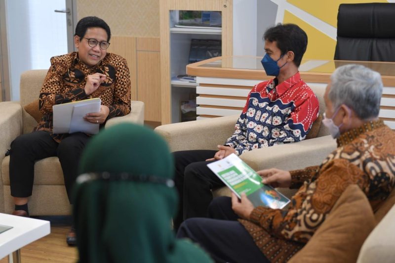 Menteri Desa, PDT, dan Transmigrasi Abdul Halim Iskandar berdiskusi dengan Dekan Fakultas UGM Danang Sri Hatmoko beserta para dosen di Kampus UGM, Yogyakarta, Kamis (19/5/2022). Diskusi ini antara lain membicarakan konsep pembangunan kawasan desapolitan desa inovatif berbasis BUMDes. 
Foto: Wening/Kemendes PDTTMenteri Desa, PDT, dan Transmigrasi Abdul Halim Iskandar berdiskusi dengan Dekan Fakultas UGM Danang Sri Hatmoko beserta para dosen di Kampus UGM, Yogyakarta, Kamis (19/5/2022). Diskusi ini antara lain membicarakan konsep pembangunan kawasan desapolitan desa inovatif berbasis BUMDes. 
Foto: Wening/Kemendes PDTT