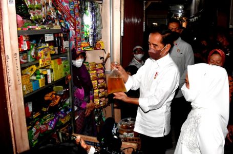 Kunjungi Pasar Muntilan, Jokowi Cek Langsung Harga Minyak Goreng