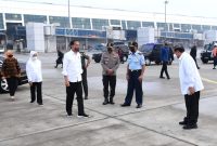 Presiden Jokowi didampingi Ibu Negara Iriana dan Seskab Pramono Anung bertolak ke Bali, Rabu (25/05/2022). (Foto: BPMI Setpres/Kris)
