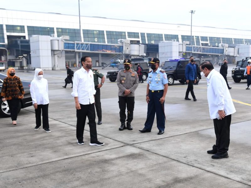 Presiden Jokowi didampingi Ibu Negara Iriana dan Seskab Pramono Anung bertolak ke Bali, Rabu (25/05/2022). (Foto: BPMI Setpres/Kris)
