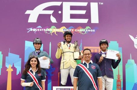 Anies Serahkan Piala Kejuaraan Berkuda Equestrian Horse Sport di Jakarta