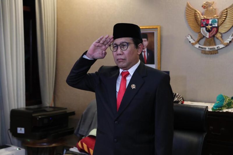 Menteri Desa, PDT dan Transmigrasi Abdul Halim Iskandar mengikuti upacara Hari Lahir Pancasila tanggal 1 Juni 2022 yang dilaksanakan secara daring. 
