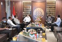 Menteri Desa, PDT, dan Transmigrasi Abdul Halim Iskandar bertemu dengan Jaksa Agung Sanitiar Burhanuddin di Gedung Kejaksaan Agung, Jakarta, Rabu (14/6/2022). Pertemuan ini membahas kerja sama untuk mengoptimalkan pengawasan, penyaluran, dan penggunaan dana desa. 
Foto: Wening/Kemendes PDTT