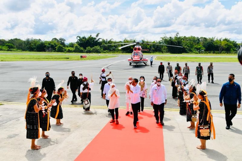 Jokowi tiba di Ngada. (Foto: BPMI)