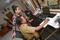 Menteri Desa, Pembangunan Daerah Tertinggal, dan Transmigrasi (Mendes PDTT) Abdul Halim Iskandar didampingi Istri Lilik Umi Nasriyah melakukan inspeksi mendadak (sidak) ke Desa Kebonan , Kecamatan KarangGede , Kabupaten Boyolali, Jawa Tengah, Senin (4/7/2022).