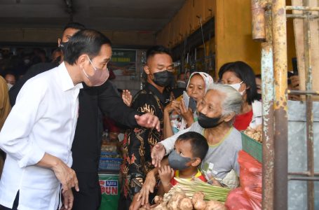 Blusukan ke Pasar Peterongan, Jokowi Bagikan Bansos dan Tinjau Harga Kebutuhan Pokok