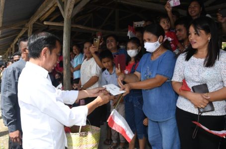 Jokowi Temui Pedagang di Pasar Alasa dan Serahkan Bantuan