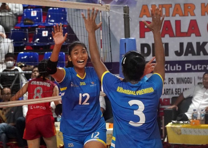 Mega Setiawati (12) Pemain tim bola voli putri klub Kharisma Premium meluapkan kegembiraaan setelah memastikan kemenangan 3-1 dari WEG Bandung pada final Kejuaraan antar klub Usia 28 tingkat Nasional memperebutkan piala Gubernur DKI Jakarta di GOR Bulungan pada Minggu, 14 Agustus 2022 (Foto: Sportsmoment/Erly Bahtiar)