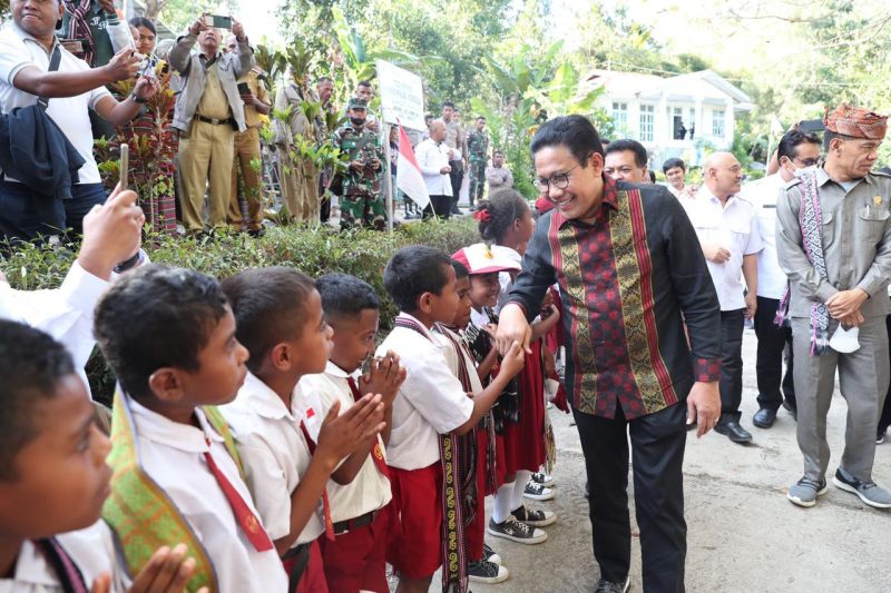 Menteri Desa, PDT dan Transmigrasi didampingi istri Umi Lilik Nasriyah, Dirjen PEID Harlina Sulistyorini, Dirjen PPDT Eko Sri Haryanto, Kepala BPI Ivanovic Agusta melakukan Kunjungan Kerja ke Desa Tubu, Kec. Bikomi Niluat, Kab. Timor Tengah Utara, dalam kegiatan tersebut Menteri Desa menyerahkan Sertifikat Badan Hukum Bumdes Pala Opat, penyerahan bantuan pengembangan Bumdes Pala Opat, dan Peuncuran Kopi Tubu produksi Bumdes Pala Opat, selasa (16/08/22)