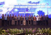 Direktur Utama Pertamina Nicke Widyawati bersama Direksi Holding & Subholding berfoto bersama usai acara Sosialisasi & Penandatanganan Pathway Pertamina Net Zero Emission (NZE) Road Map 2022-2060 yang diselenggarakan di Gedung Grha Pertamina, Jakarta pada (6/10/2022).