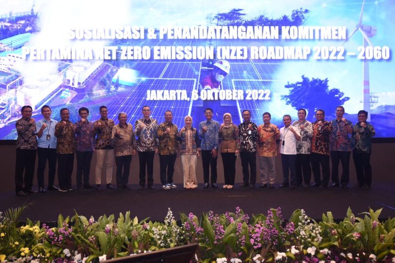 Direktur Utama Pertamina Nicke Widyawati bersama Direksi Holding & Subholding berfoto bersama usai acara Sosialisasi & Penandatanganan Pathway Pertamina Net Zero Emission (NZE) Road Map 2022-2060 yang diselenggarakan di Gedung Grha Pertamina, Jakarta pada (6/10/2022).