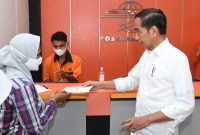 Presiden Jokowi menyerahkan BLT BBM dan BSU, di Kantor Pos Kota Bandung. ( foto istimewa )