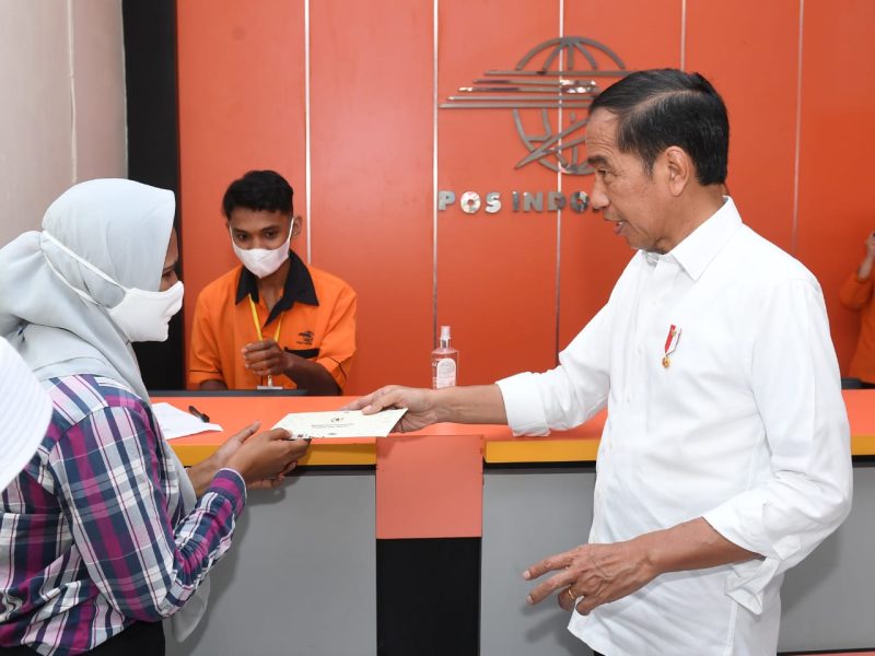 Presiden Jokowi menyerahkan BLT BBM dan BSU, di Kantor Pos Kota Bandung. ( foto istimewa )