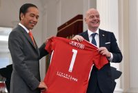 Presiden FIFA Gianni Infantino memberikan kaos bertuliskan nama “Jokowi” kepada Presiden RI ( foto istimewa )
