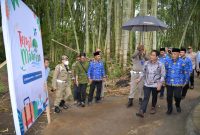 Menteri Desa, Pembangunan Daerah Tertinggal dan Transmigrasi Abdul Halim Iskandar didampingi Bupati malang Sanusi Meresmikan Desa Wisata Telaga Madiredo di Desa Madiredo, Kecamatan Pujon, Kabupaten Malang, Jawa Timur. Senin (17/10/2022)
